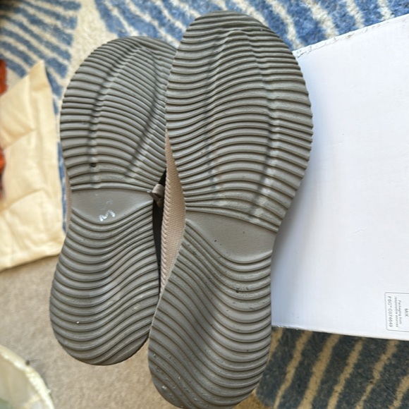 Sketchers sneaker taupe neutral monochrome memory foam wide fit NWOT - Picture 3 of 5